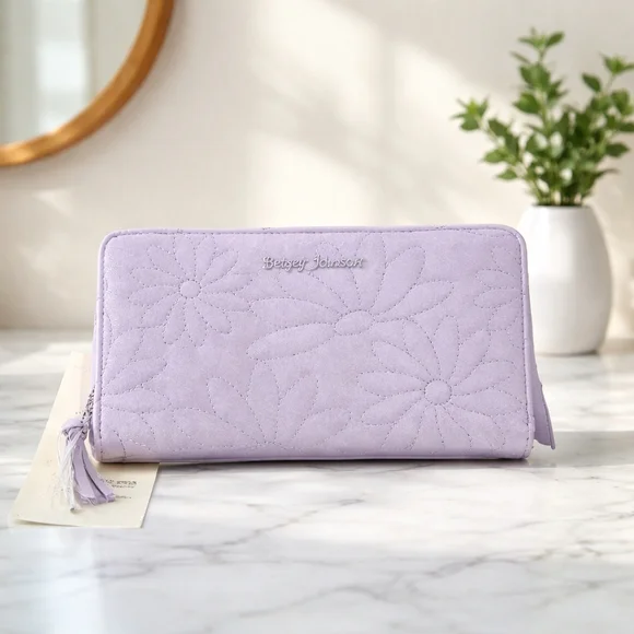 Betsey Johnson NWT Lavender Quilted Floral Zip Wallet Wristlet Spring Easter - Picture 1 of 4